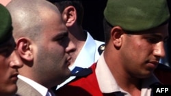 Թուրքիա - Օգյուն Սամասթը Ստամբուլի դատարանի շենքի մոտ՝ ոստիկանների ուղեկցությամբ, հուլիս, 2008թ․