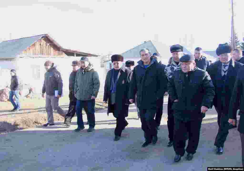 6-декабрда премьер-министр Жоомарт Оторбаев адистер менен бирге зилзаладан жабыр тарткан Тоң жана Жети-Өгүз райондорун кыдырып, жарактан чыккан үйлөрдү оңдоого акчалай жардам берилерин айтты.