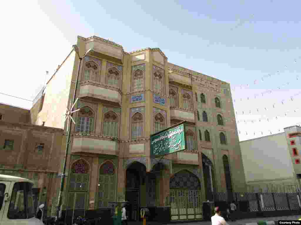 Здание библиотеки аятоллы Мараши. Иран, Кум, 6 июля 2013 года.