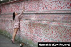 Мемориальная стена памяти умерших от ковида в Лондоне