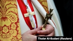 کشیش کلیسای کلدانی سنت جورج در مراسم کریسمس دسامبر ۲۰۱۸ در بغداد