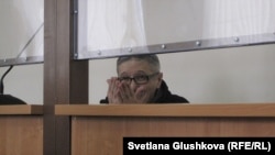 Подсудимый пастор Бахтжан Кашкумбаев улыбается приветствует свою жену перед началом суда. Астана, 13 февраля 2014 года.   