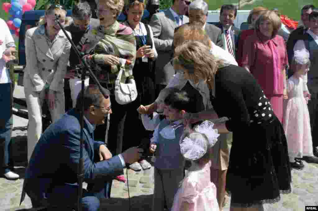 "1 канал" җитәкчесе урынбасары Олег Вольнов та ятимнәр йортына микроавтобус бүләк итте