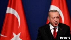 Türkiye – em Kyiv, em Moskvanen dostane munasebetleri olğan NATO azasıdır. Şunıñ içün mesele Erdoğannıñ aracılığı ne qadar semereli ola bileceginden ibarettir