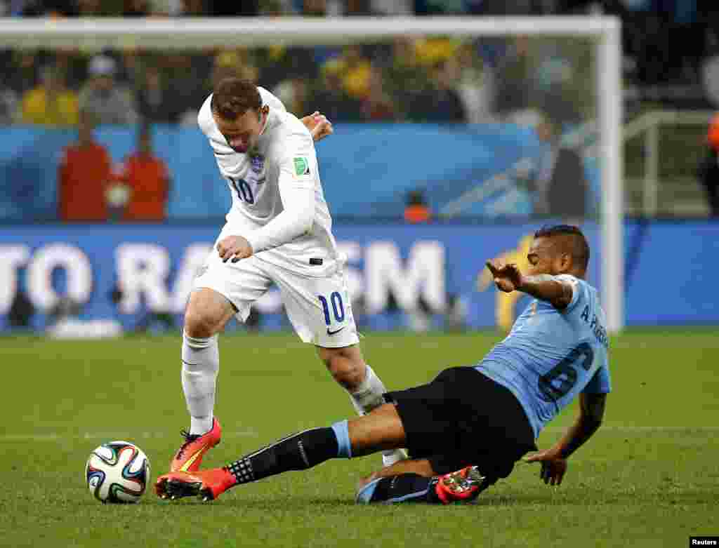 Ҷараёни бозии Уругвай - Англия дар Ҷоми ҷаҳон 2014 дар Бразил, ки ҳисоб 2-1 ба фоидаи Уругвай анҷом ёфт.