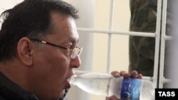 Акмат Бакиев сот залында, Бишкек, 2011-жылдын 12-январы. 