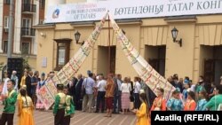 Казанда Дөнья татар конгрессы корылтаеның пленар утырышы узган опера театры бинасы