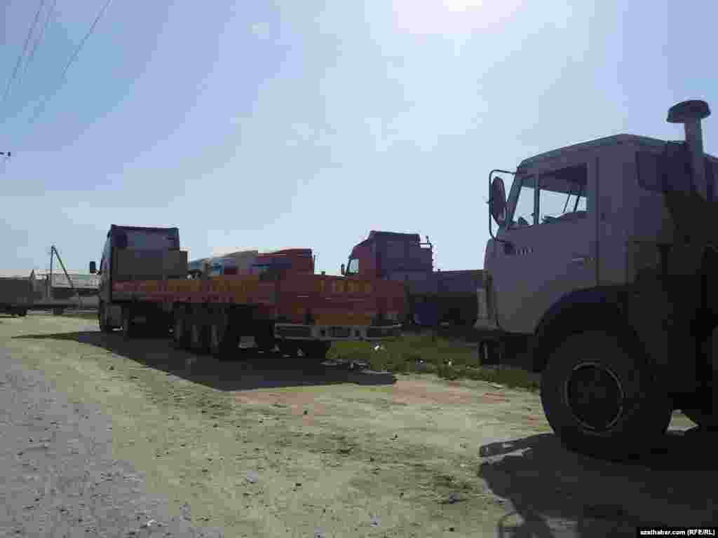 Çoganlydaky dürli göwrümli ýük ulaglarynyň kerweni.