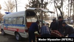 Госпитализация пострадавшего прохожего.