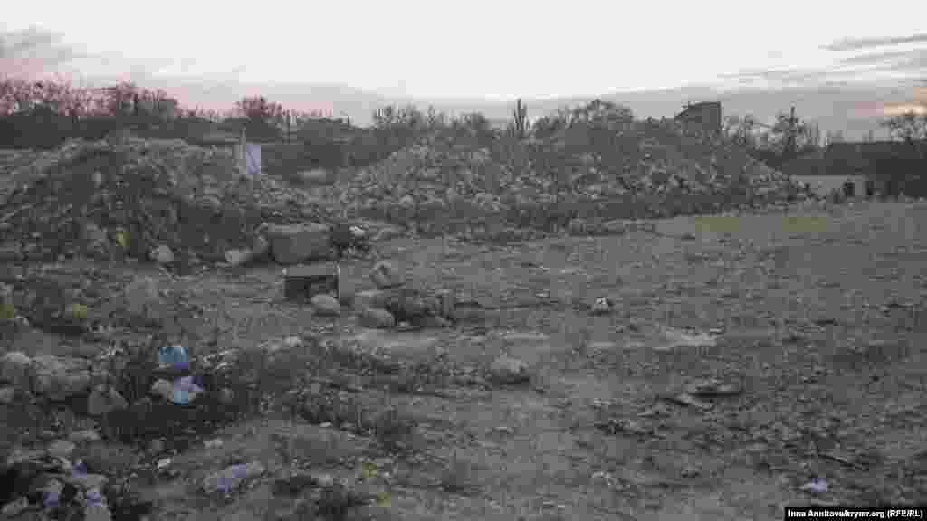 Место превращается в свалку бытового и строительного мусора