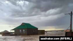 Balkan welaýatynyň käbir ilatly ýerlerini sil basdy. Türkmenistan. 2025-nji ýylyň 26-njy maýy.