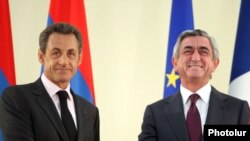 Президенты Армении (справа) и Франции на совместной пресс-конференции в Ереване, 7 октября 2011 г.