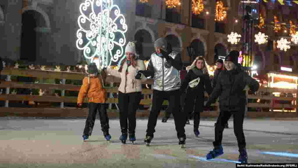 &laquo;Петриківський розпис&raquo;​,&nbsp;Контрактова площа. Крім ялинки та колеса огляду, на Подолі також є ковзанка, гірка та інші місця для веселощів, а на ярмарку можна придбати сувеніри, солодощі та напої