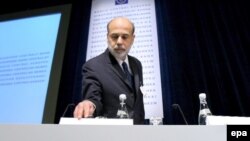 بن برنیک رییس بانک مرکزی آمریکا روز سه‌شنبه اعلام کرد که این بانک نرخ بهره را از یک درصد به ۰.۲۵ درصد کاهش می‌دهد.(عکس: epa)