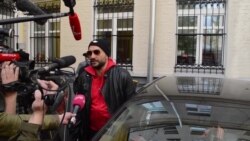 Російського режисера Серебренникова відвезли на допит до Слідчого комітету Росії (відео)