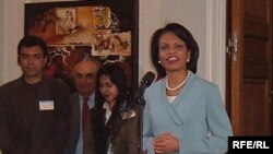 وزیر خارجه ایالات متحده، روز پنج شنبه نمایشگاهی از آثار سی هنرمند ایرانی را در واشینگتن افتتاح کرد