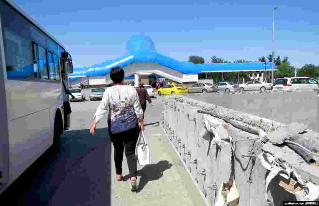 Wokzalynyň öňünde dowam edýän bu rekonstruksiýa işleriniň çäginde Gurbansoltan eje şaýolunyň wokzalyň öňünden geçýän ýeri bölekleýin ýapyldy. Bu ýagdaý wokzala barýan we gaýdýan ýolagçylaryň gatnawynda käbir kynçylyklary döretdi.