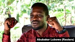 Уганда президенттигине негизги талапкерлердин бири Боби Вайн деген лакап ысым менен таанымал белгилүү ырчы Роберт Киагуланьи.