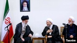 آیت‌الله علی خامنه‌ای (نفر اول از چپ) همراه با صادق لاریجانی و غلامحسین محسنی اژه‌ای
