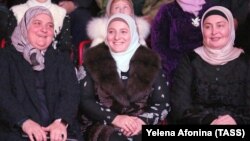 Нохчийчоьнан куьйгалхочун Кадыров Рамзанан хIусамнана (йуккъерниг)тдезачу денна леринчу концертехь йу. 2018 шо
