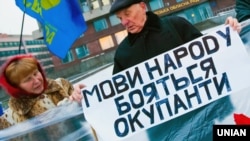 Ілюстраційне фото. Під час пікетування будівлі Запорізької обласної ради і Запорізької ОДА. Запоріжжя, 10 січня 2011 року