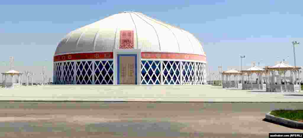 Mary şäheriniň golaýynda gurlan Ak öý