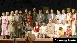 Ўшдаги Бобур номли ўзбек академик театри жамоаси. 2012 йилнинг 6 октябрида олинган сурат.