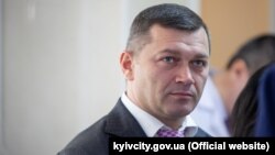 Микола Поворозник заявив, що для уникнення всі працівники некритичних підприємств мають бути переведені на дистанційну форму роботи