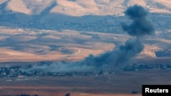 تصویر خبرگزاری رویترز از حمله هوایی اسرائیل به شهر مقنه در منطقه بعلبک لبنان در روز پنجشنبه