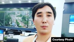 «Азаттыктын» оператору Айбек Кулчуманов.