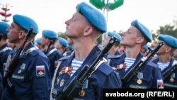 Расейскія вайскоўцы на рэпэтыцыі параду ў Менску. Архіўнае фота.
