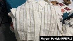 Чоловіча сорочка білими нитками. Тернопільщина