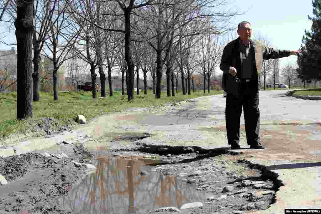 Чүй проспектисинин башы. Жергиликтүүлөр шаар бийлигинен жолду оңдоону талап кыла берип үмүттөрү үзүлгөндөй.