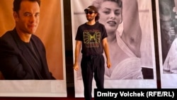 Данила Ткаченко у фоторабот Грациано Аричи на выставке "Статичное кино"