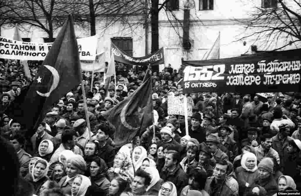 Казан кирмәнендә шәһәрне басып алучылардан яклаучыларны искә алу. 1991 ел. Хәтер көне җыеннарында катнашучылар артканнан арта бара. Татарлар башка шәһәр һәм районнардан да, күрше төбәкләрдән дә җыела.