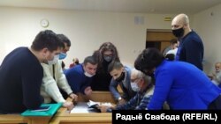 Суд звольненых азотаўцаў. За сталом юрыст Беларускага незалежнага прафсаюзу Аляксандар Парадкаў, які прадстаўляе іхныя інтарэсы ў судзе