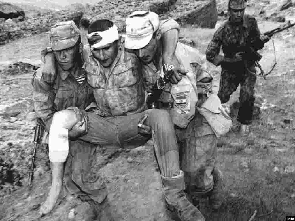 Сарбози захмии Горди президентӣ. Қӯрғонтеппа, 11 августи соли 1997 