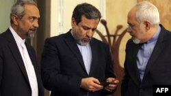 عباس عراقچی (وسط) همراه با محمد نهاوندیان، رئیس دفتر رئیس جمهور ایران و محمدجواد ظریف، وزیر امور خارجه (راست)