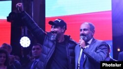 Серж Танкян (слева) и Никол Пашинян на митинге на площади Республики в Ереване, 7 апреля 2018 г.