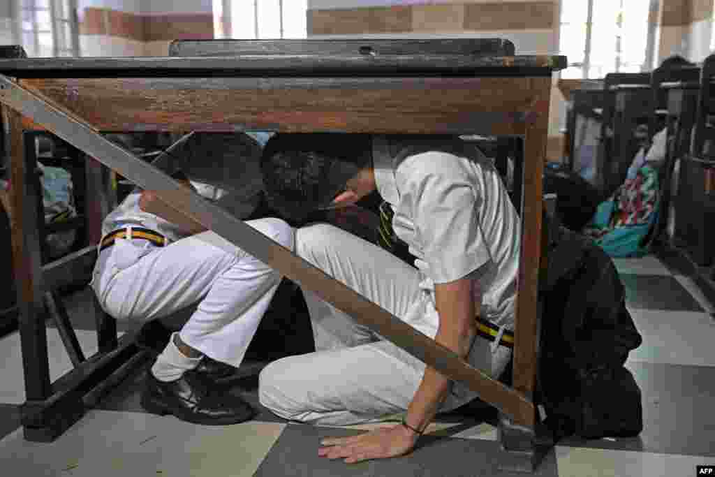 دانش‌آموزان روز هفتم مه به عنوان بخشی از مانور دفاع مدنی سراسری، همزمان با افزایش تنش‌های مرزی با پاکستان، در مدرسه‌ای در کلکته هند در یک تمرین شبیه‌سازی اضطراری شرکت می‌کنند