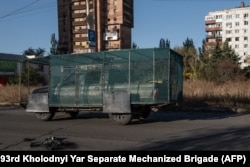 وانتی که با تور استتار شده در شهر خط مقدمی کستیانتینوکا