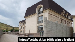 Дом в жилом городке «Ортосай-2». Фото взято с портала «FactCheck».
