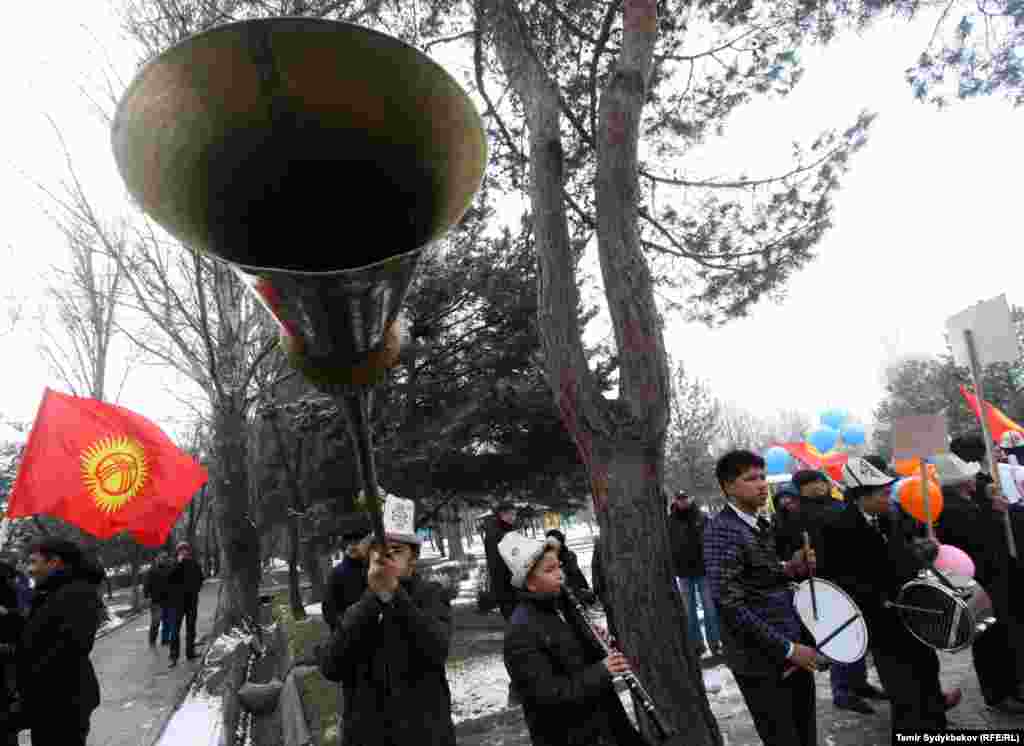 Саясий укуктар жана сөз эркиндиги үчүн деп аталган тынчтык жүрүш керней-сурнай тартылып, майрамдык шаң менен башталды.&nbsp;