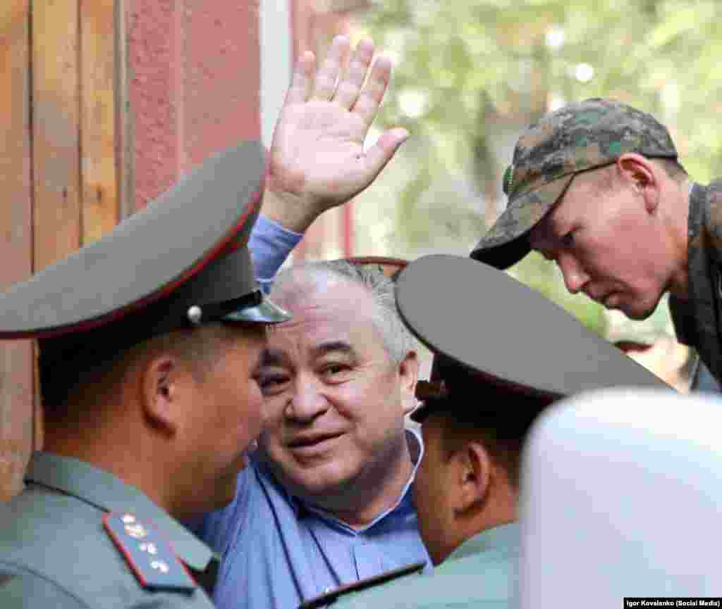 2017-жылдын 16-августунда Бишкектин Биринчи Май райондук сотунда &quot;Ата Мекен&quot; партиясынын лидери Өмүрбек Текебаев менен экс-министр Дүйшөнкул Чотоновдун өкүмү угузулду. Судья Айбек Эрнис уулу Текебаевге да, Чотоновго да сегиз жылдан чегерилди. Прокуратуранын алардын үй-мүлкүн мамлекетке чегерип, жаза мөөнөтүн өтөп бүткөндөн кийин үч жыл мамлекеттик кызматка иштебесин деген да өтүнүчү канааттандырылды.