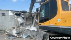 Бишкек мэриясы мыйзамсыз деп тапкан курулуштарды буздуруу учуру. 2025-жылдын 5-августу.