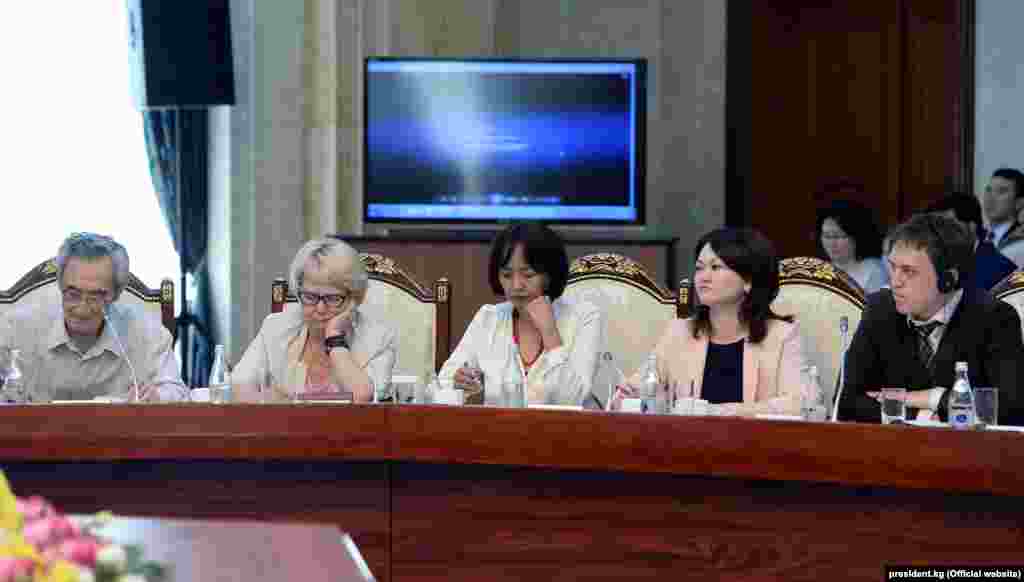 Сооронбай Жээнбеков остановился на&nbsp;судебной реформе, отметив, что воплощение в&nbsp;жизнь этой реформы очень серьезная задача, требующая сил и&nbsp;крепкой воли, так как эта реформа поставит заслон для многих коррупционеров. И&nbsp;в&nbsp;этой борьбе также необходима помощь гражданского общества.