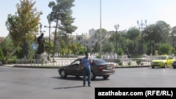 Aşgabat, polisiýa işgäri ýolda dur. 18-nji awgust, 2014.
