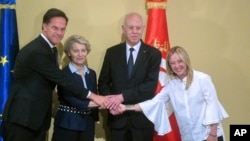 Holandski premijer Mark Rutte, predsjednica Evropske komisije Ursula von der Leyen, predsjednik Tunisa Kais Saied i italijanska premijerka Giorgia Meloni, rukuju se u predsjedničkoj palati u Kartagini, Tunis, 16. juli 2023.