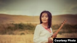 Акын, обончу, ырчы кытайлык кыргыз кыз Гүлмира Макелек кызы.