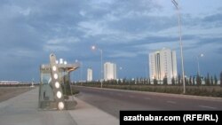 Awazanyň ýeke-täk köçesiniň ugrunda awtobus duralgalary baram bolsa, henize çenli bu köçe boýunça gatnaýan awtobus ýok. Awaza, iýun, 2012.